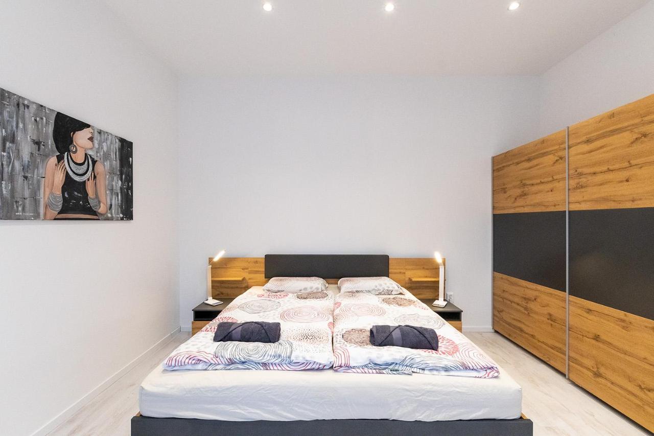 Flora Lak Apartment Sopron Bagian luar foto